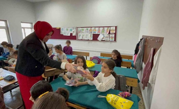 ’Muhtar ana’ kız çocuklarına hediyeler dağıttı