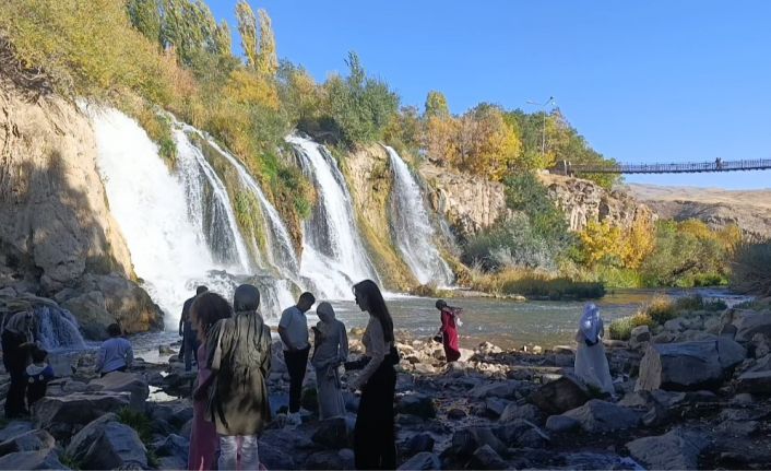 Muradiye Şelalesi’ne turist akını