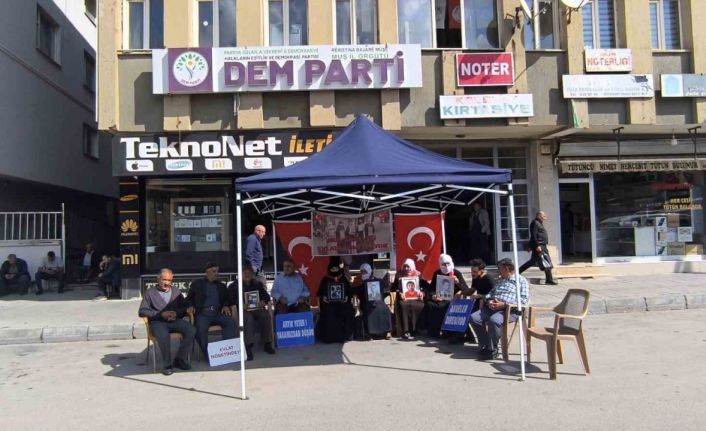 Muş’ta ailelerin DEM Parti önündeki eylemi sürüyor