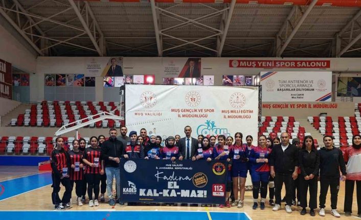 Muş’ta liseler arası voleybol maçında kadına şiddet farkındalığı