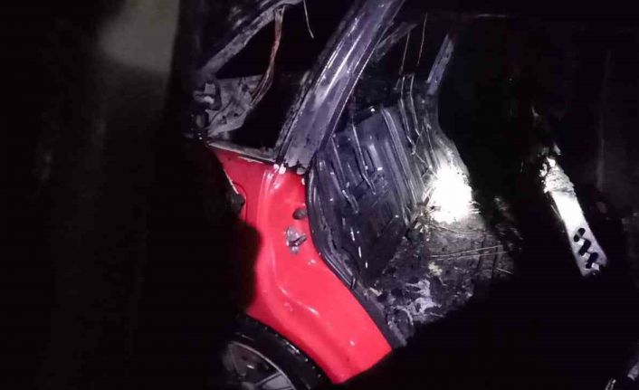 Muş’ta seyir halindeki otomobil alev aldı