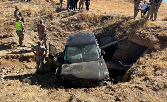 Muş’ta takla atan araç şarampole uçtu: 3 yaralı