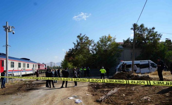 Muş’ta tren öğrenci servisine çarptı: 17 yaralı