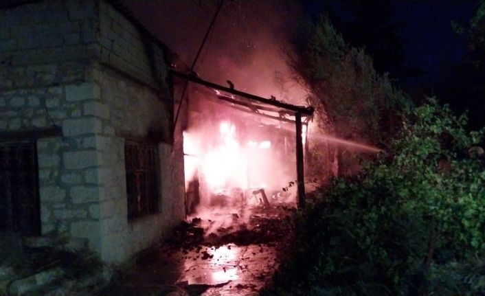 Müstakil ev alev alev yandı