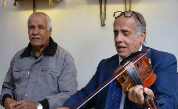 Müşterilerini müzikle karşılıyor