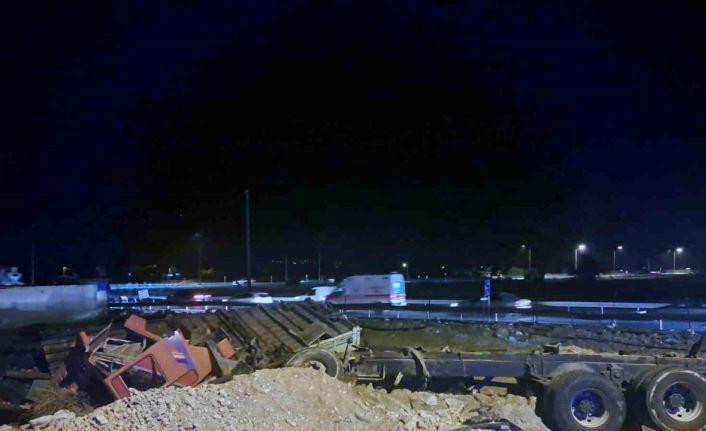 Nar yüklü TIR şarampole yuvarlandı