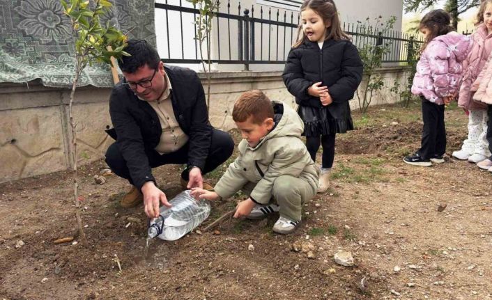 Nasıl fidan dikileceği minik öğrencilere uygulamalı olarak anlatıldı