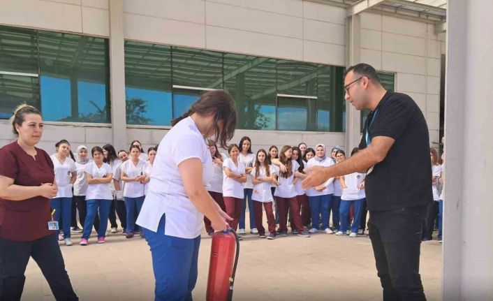 Nazilli Devlet Hastanesi’nde stajyer öğrencilere afet eğitimi