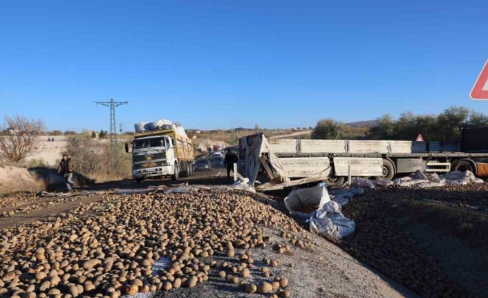 Nevşehir’de patates yüklü tır devrildi: Yol trafiğe kapandı