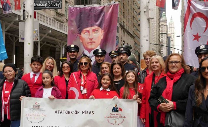 New York’ta Türk ve Amerikan bayrakları göndere çekildi