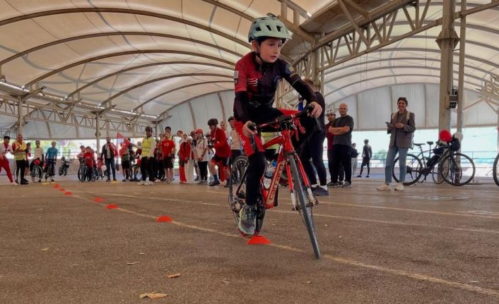 Nilüfer’de Cumhuriyet coşkusu pedallarla sokaklara taşındı