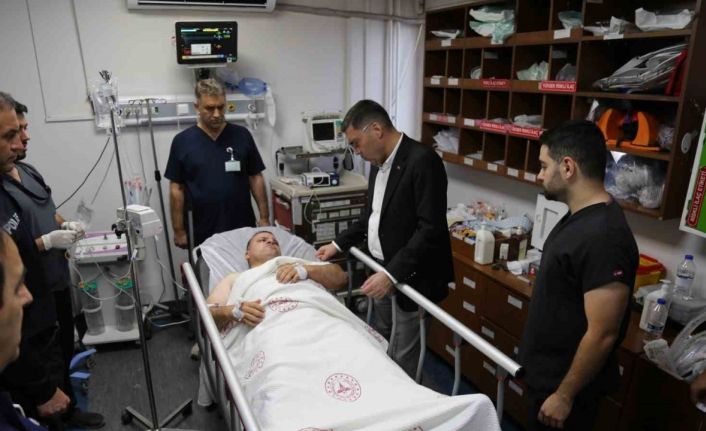 Nöbet tutan polise bıçaklı saldırı