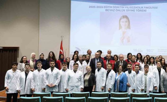 Öğrenciler beyaz önlüklerini giydi