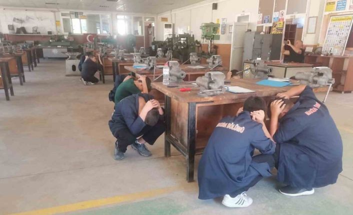 Öğrenciler deprem ve yangın tatbikatı yaptı