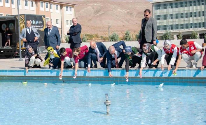 Öğrenciler hazırladıkları gemileri Filistin’e destek amaçlı havuza bıraktı
