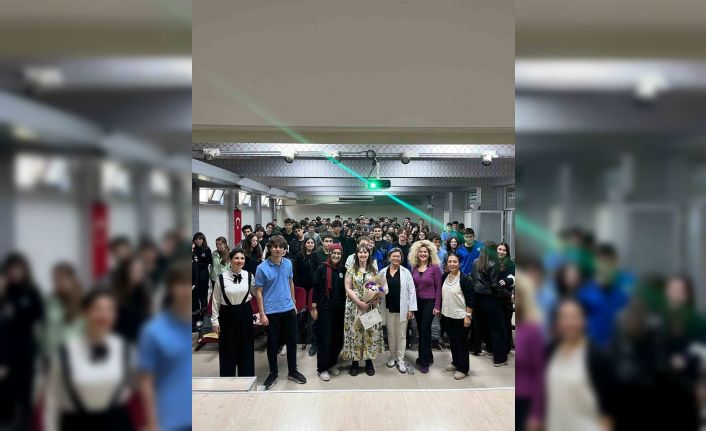 Öğrenciler için çifte kazanım: Hem bilim hem İngilizce pratiği