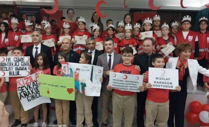 Öğrenciler, Kızılay kolluklarını taktı