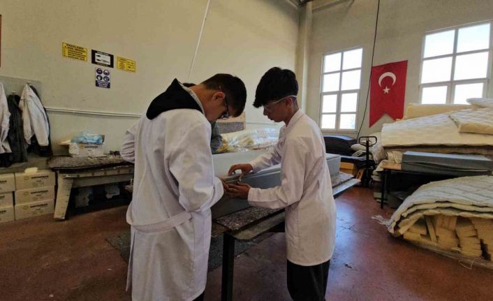 Öğrencilerden Gazze’ye yardım eli: Okulda yaptıkları yatakları Gazze’ye gönderdi