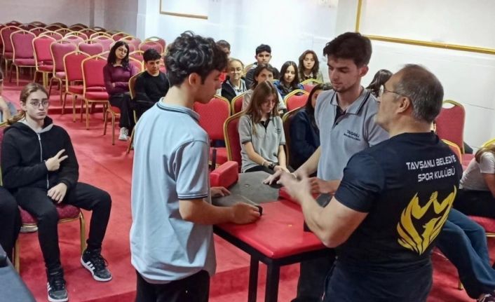 Öğrencilere bilek güreşinin incelikleri anlatıldı