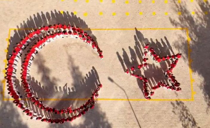 Öğrencilerin ay-yıldız koreografisi büyük beğeni topladı