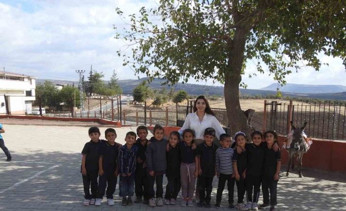 Öğretmen, çocuklara eşekle okuma yazmayı sevdirdi