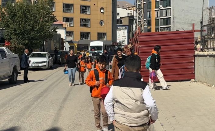 Okul yolundaki kaldırımın kapatılmasına tepki: "Kaldırımı öğrencilere açın"