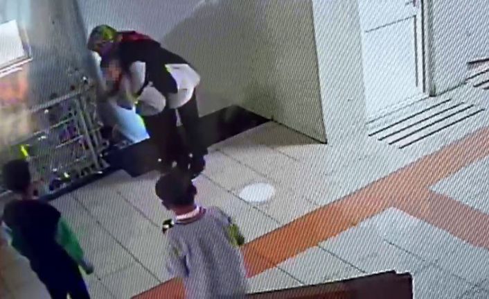 Okulda nefes borusuna yiyecek kaçan öğrenci, öğretmenin müdahalesiyle kurtuldu