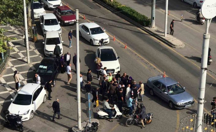 Önce çocuğa çarptı, sonra da otomobilini park etme bahanesiyle kaçtı