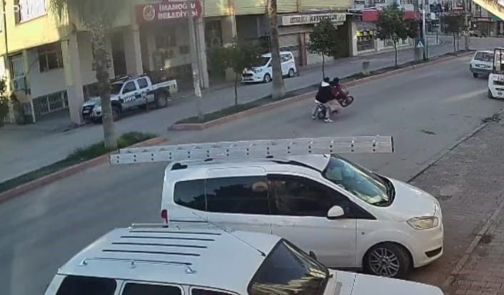 Önünü kaldırdığı motosikletle otomobile çarptı: 2 yaralı
