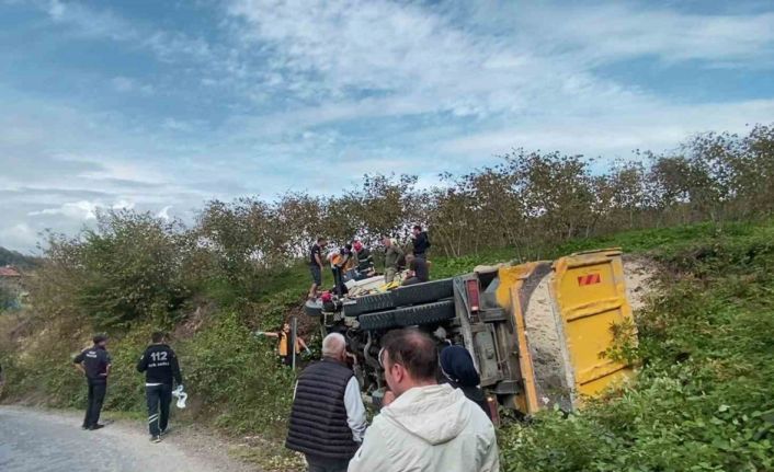 Ordu’da kil yüklü kamyon devrildi: 2 yaralı