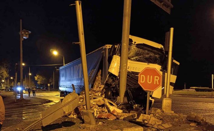 Ordu’da süt yüklü tır ve otomobil çarpıştı: 2 yaralı