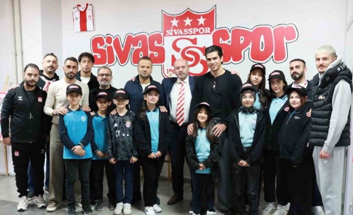 Ortaokul öğrencileri Sivasspor sevgisini resmetti, futbolcular sergiyi açtı