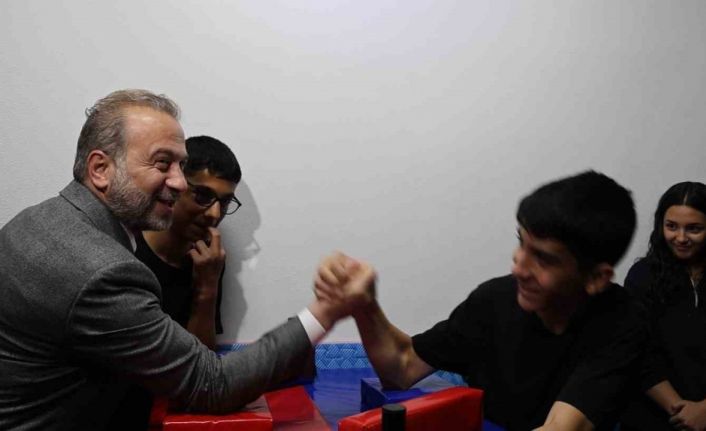 Ortaokul öğrencisinin bilek güreşine davet ettiği Valinin "Karizmayı çizdirmeyelim" demesi gülümsetti
