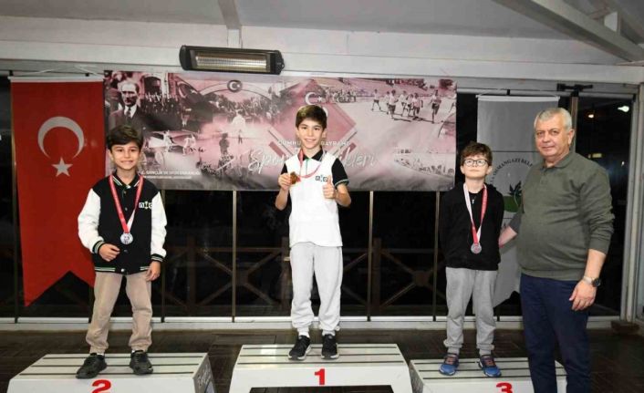 Osmangazi’de minik satranç ustaları kupalarına kavuştu