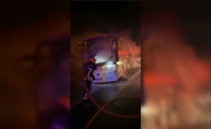 Osmaniye’de seyir halindeki yolcu otobüsü alev alev yandı