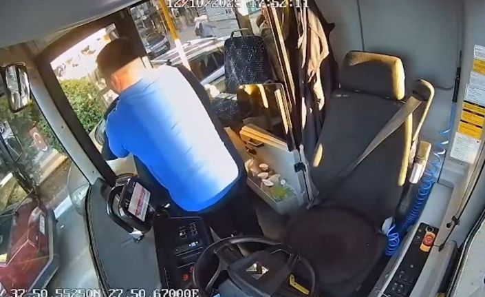 Otobüs şoförü, nefesi kesilen emekli öğretmeni kurtardı