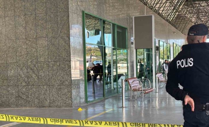 Otogarda etrafa rastgele ateş açan uzman çavuş bacağından vuruldu