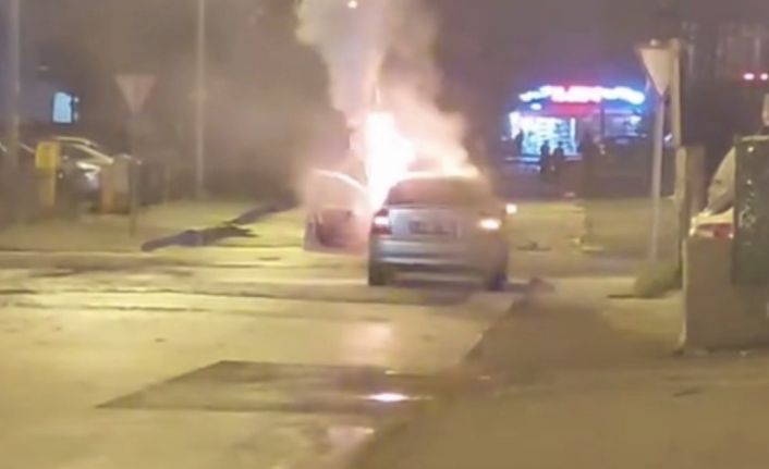 Otomobil alev alev yanarak küle döndü