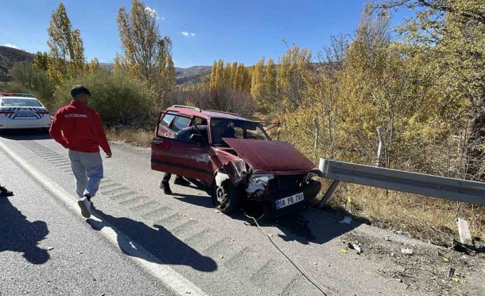 Otomobil bariyere çarptı, 1’i ağır 2 kişi yaralandı