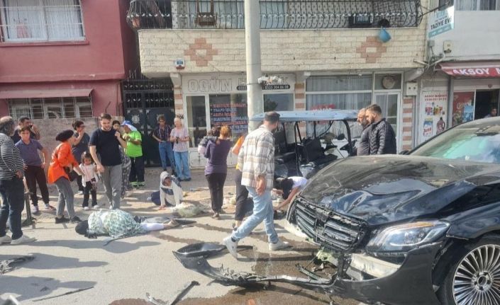 Otomobil ile golf aracı çapıştı: 2’si ağır 3 yaralı