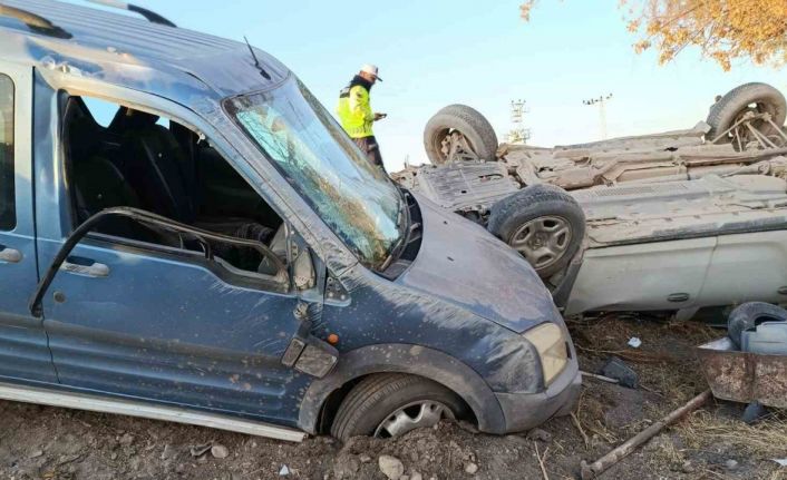 Otomobil ile hafif ticari araç çarpıştı: 1 ölü, 1 yaralı