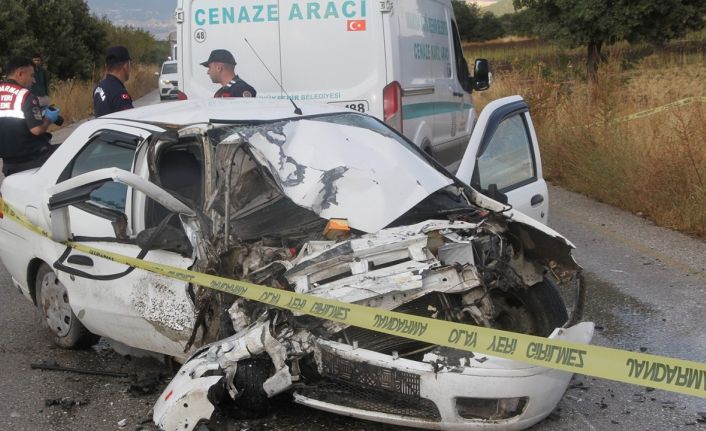 Otomobil ile kamyonet kafa kafaya çarpıştı: 1 ölü, 2 yaralı