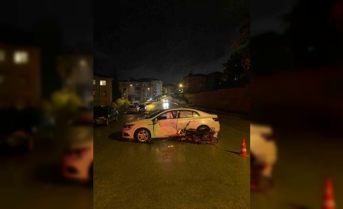 Otomobil ile motosiklet çarpıştı: 1’i ağır 2 yaralı