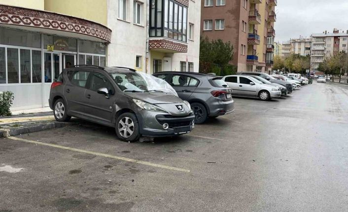 Otomobil kontrolden çıktı, 5 araca çarparak durabildi