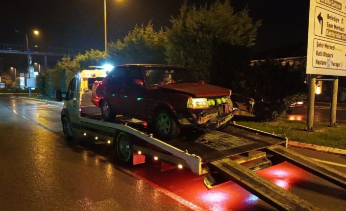 Otomobil, köprünün korkuluklarına çarptı