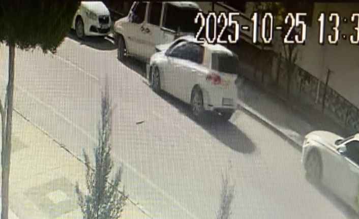 Otomobil park halindeki araçlara çarptı