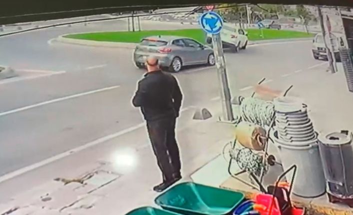 Otomobil refüje çıktı, kavşaktan dönerek yoluna devam etti