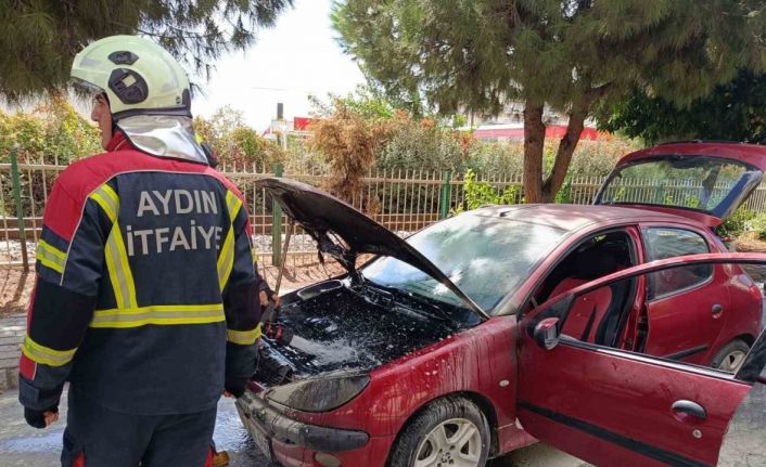 Otomobil seyir halindeyken dumanlar yükseldi