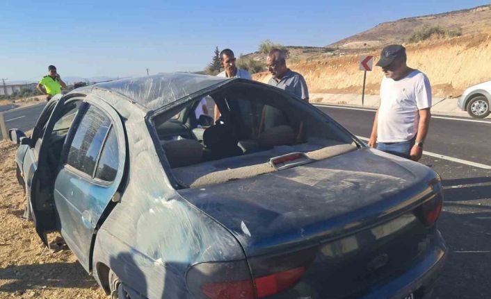 Otomobil taklalar attı, şans eseri yaralanan olmadı