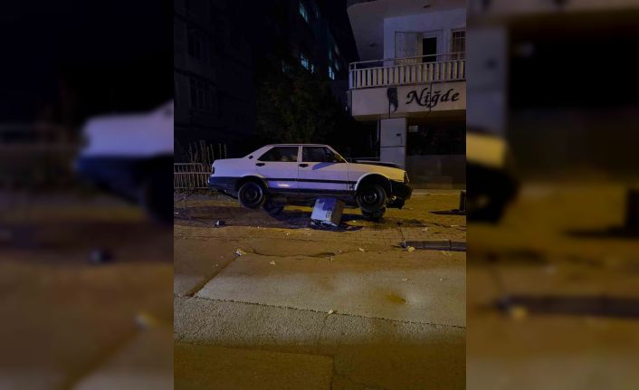 Otomobil trafoya çıktı: Sürücü yara almadan kurtuldu